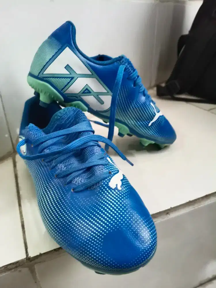 Sepatu bola Puma