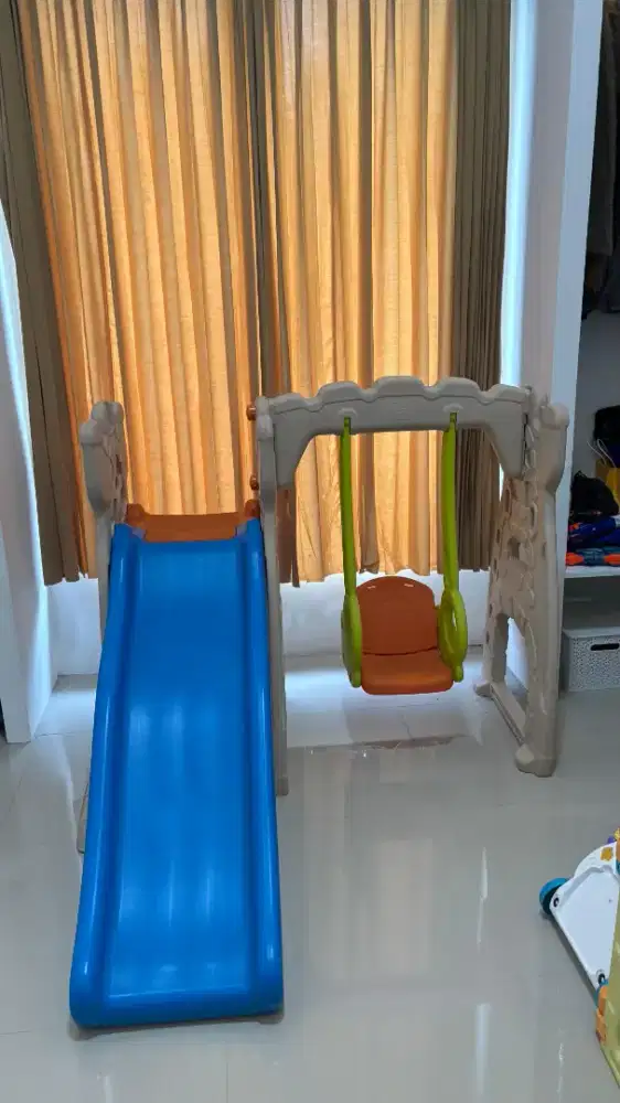 Ayunan dan perosotan anak