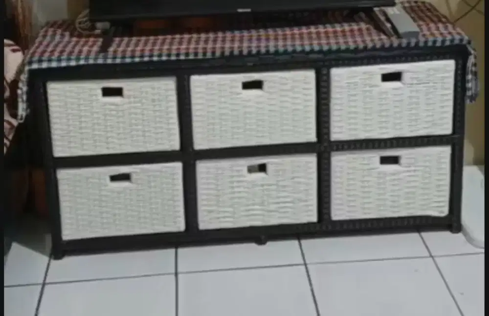 Meja tv rotan bekas seperti baru