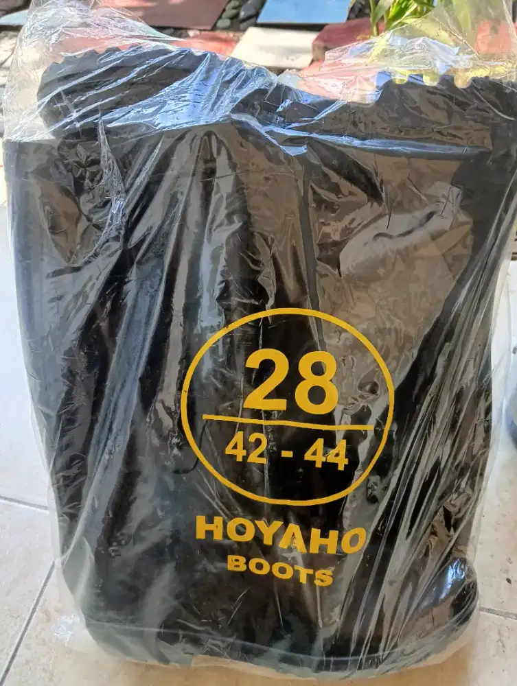 Sepatu Boat dan Helm Proyek