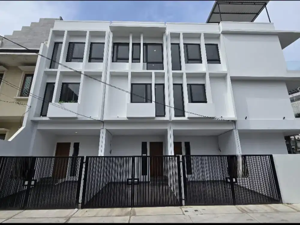 Rumah Bagus 3,5 Lantai Dekat Kawasan Kuliner dan Bisnis di Muara Karang Jakarta Utara