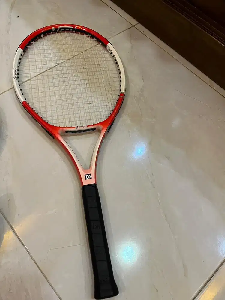 Raket tenis mulus merah