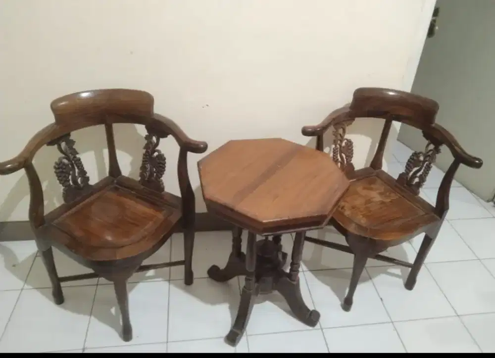 Satu set Kursi dan meja.