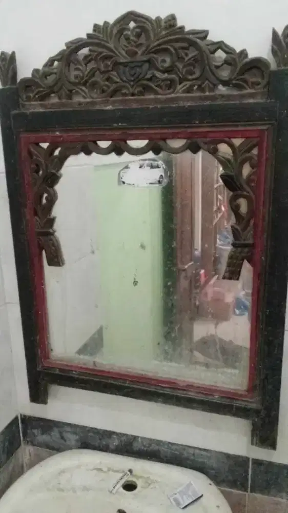 Cermin ukiran lawasan