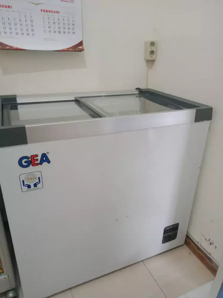 Frezer Sleding GEA Ukuran 200 Liter