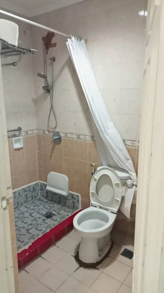 Frenchwalk MOI Lantai Tengah