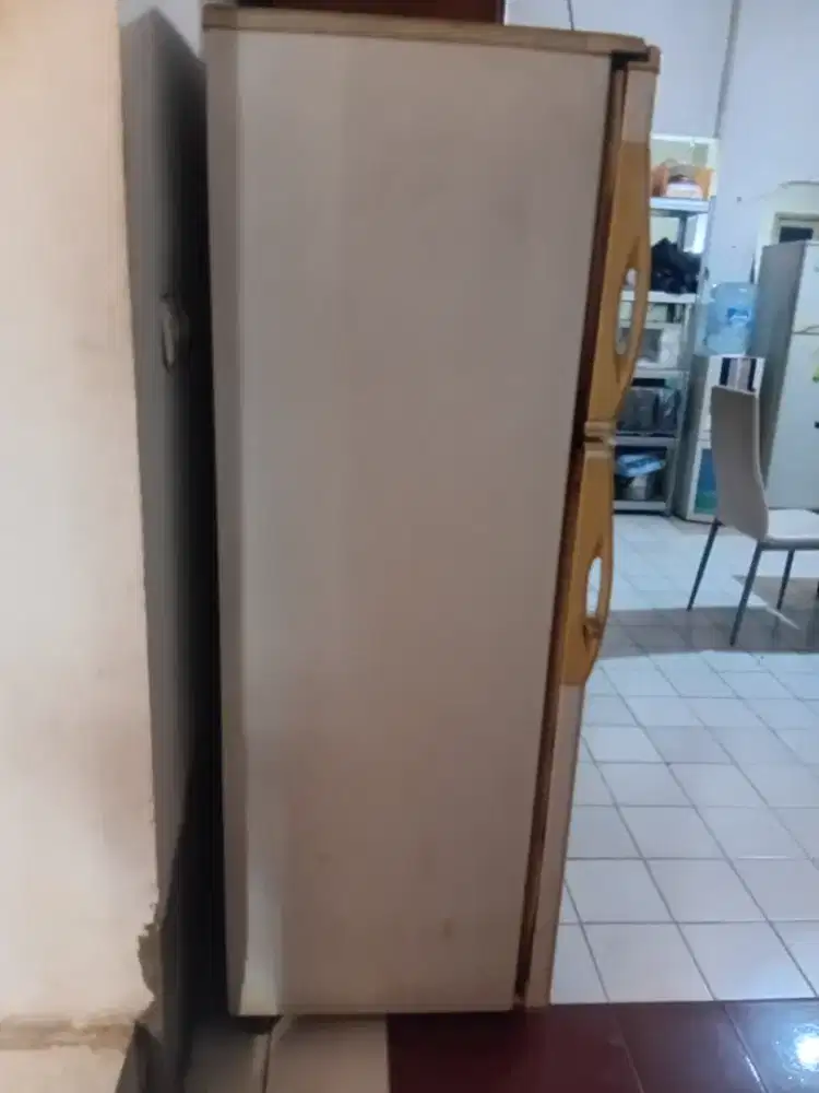 Kulkas 2 pintu merk sanyo SR N21H