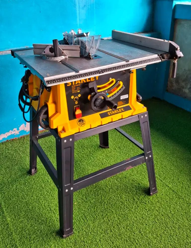 Mesin Gergaji Meja Table Saw STANLEY STST1825