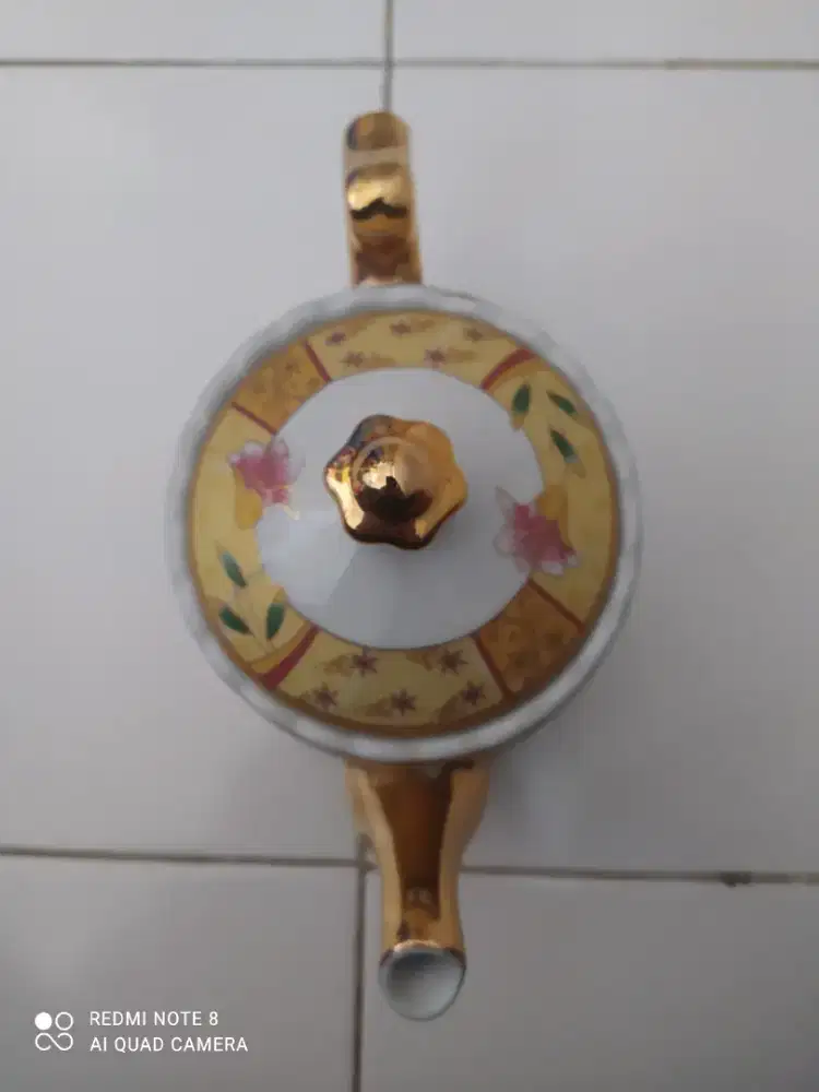 Teko antik motip bunga tanpa gelas