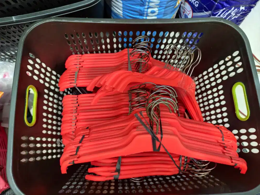 Hanger baju gantungan baju bahan plastik warna Oranye isi 12