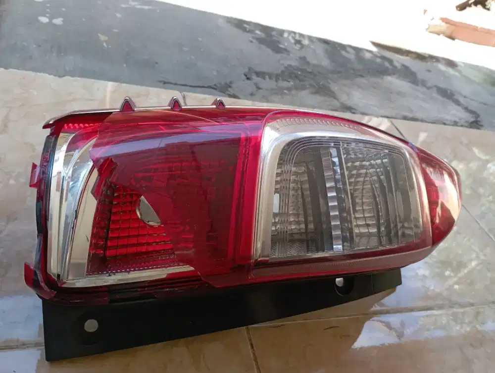 LAMPU Belakang mobil Avanza sebelah kiri th 2017 kondisi bekas ori