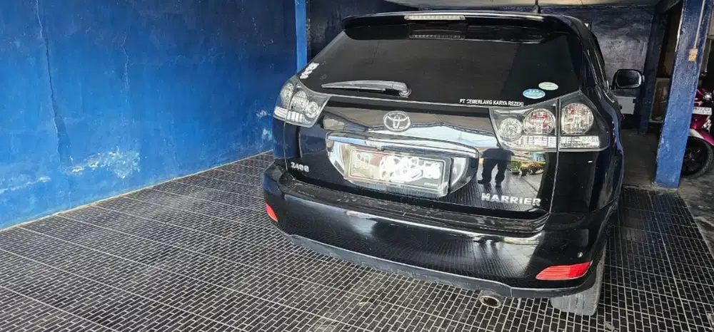 Toyota Harrier Hitam