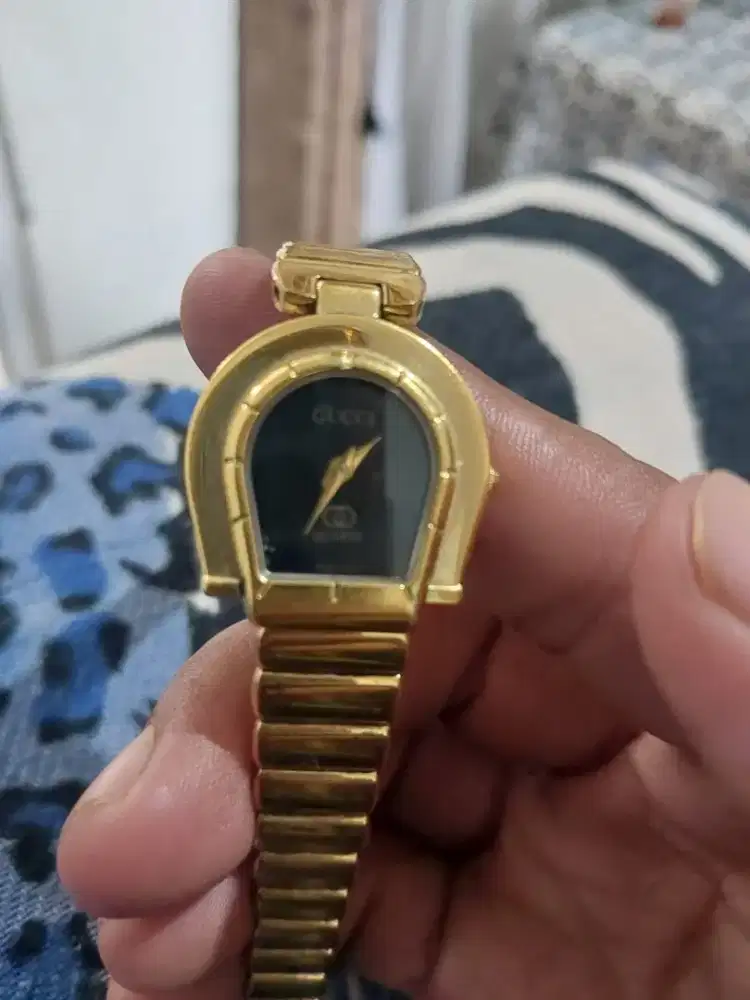 Jam tangan gucci