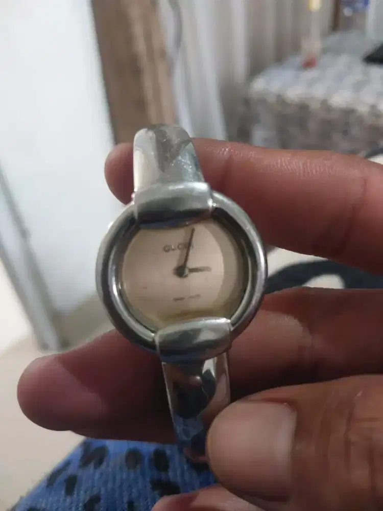 Jam tangan gucci