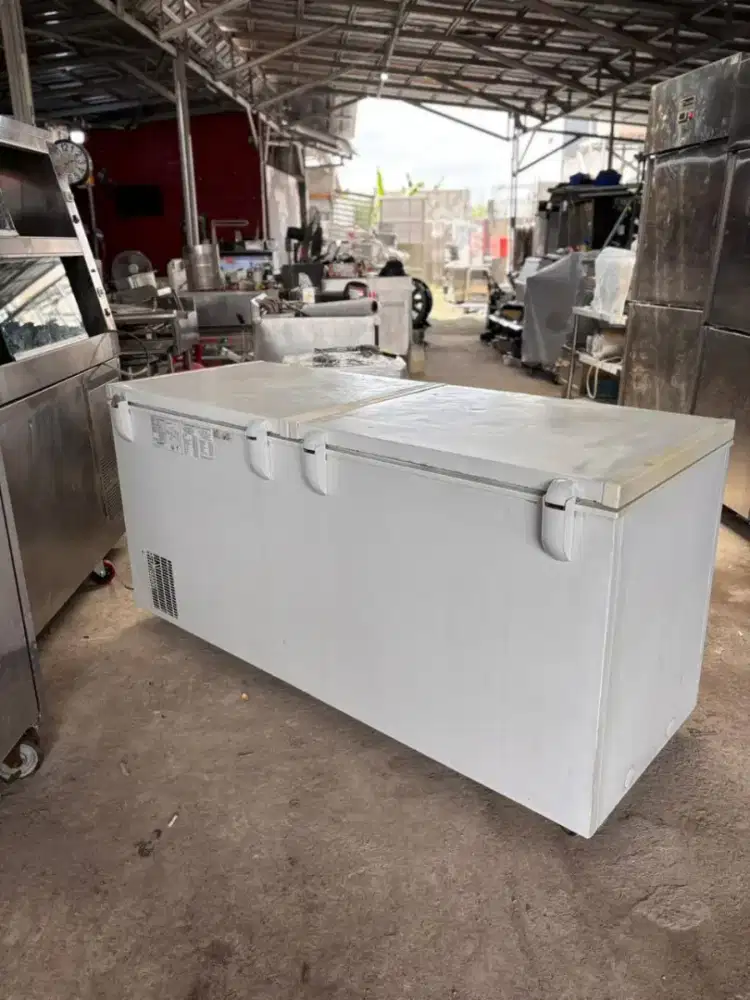 FREEZER BOX

Merk RSA
Model CF 600
Kapasitas 600 liter
Mesin original
