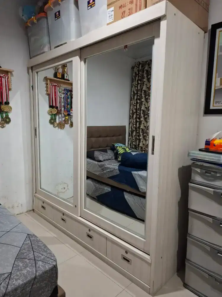 Lemari sliding door full cermin