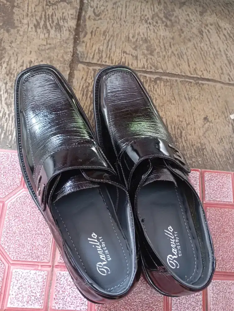 Sepatu hitam pria