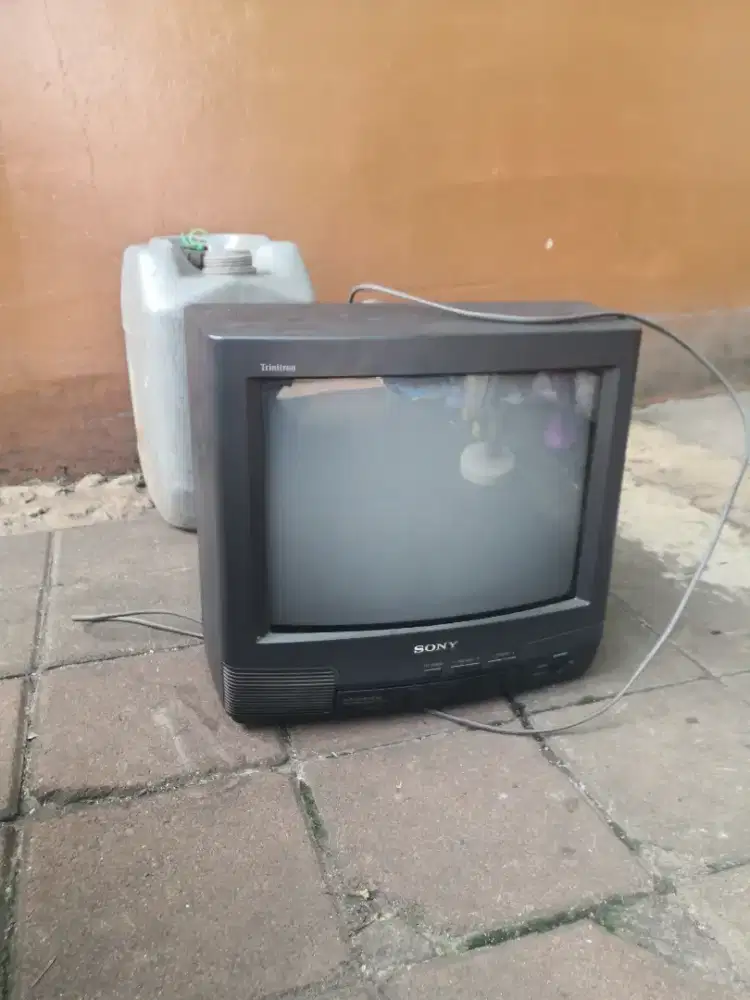 Vintage tv sony buat game jadul hidup normal