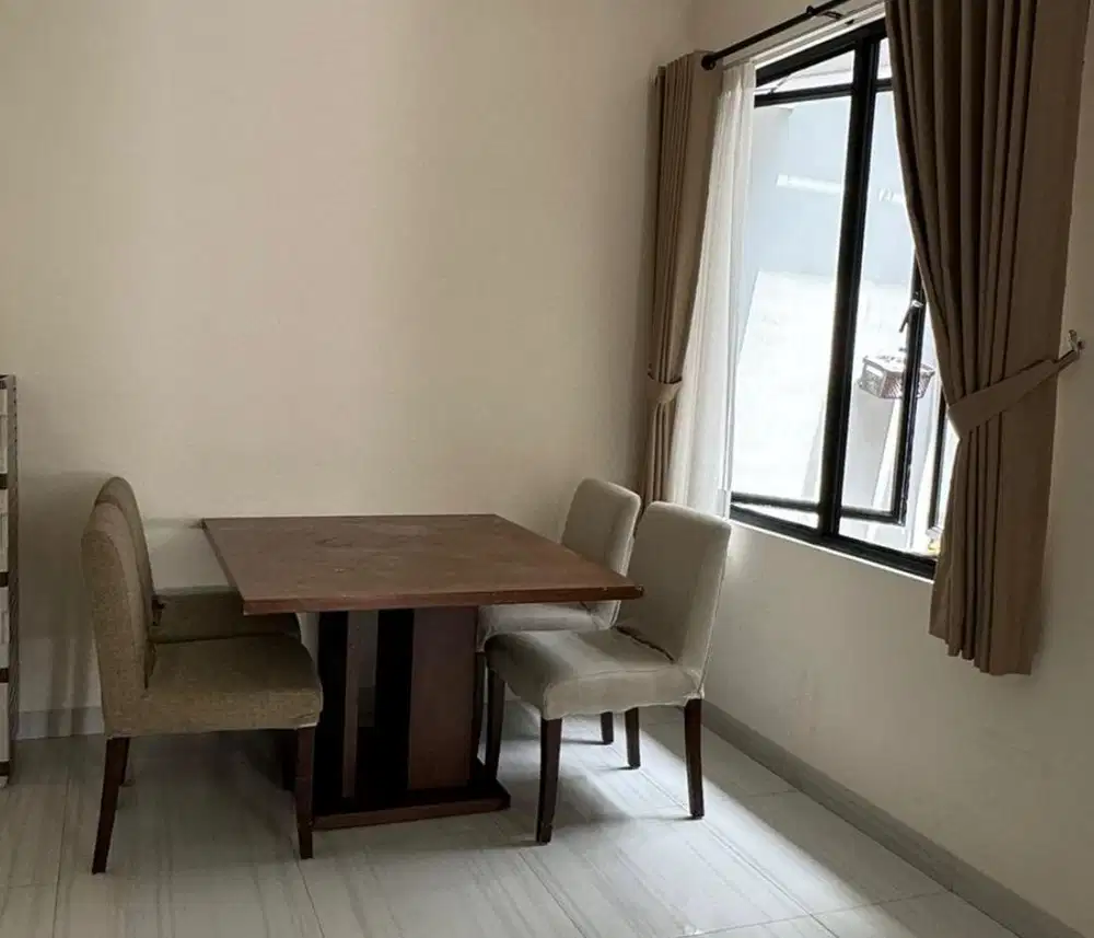 Meja makan dengan 4 kursi
