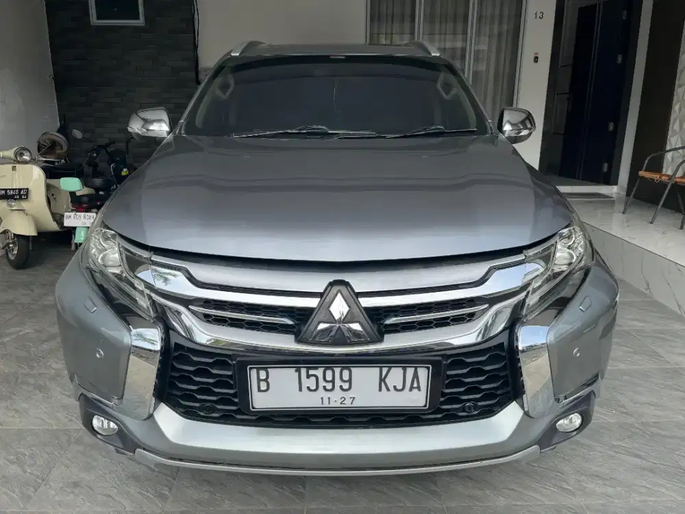 Dijual cepat pajero sport dakar 4x2 at 2017 black piano super