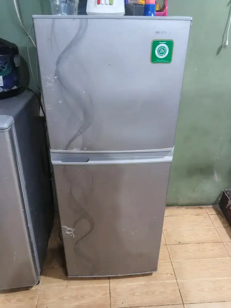Dijual kulkas Sharp 2 pintu masih dingin dan berfungsi normal