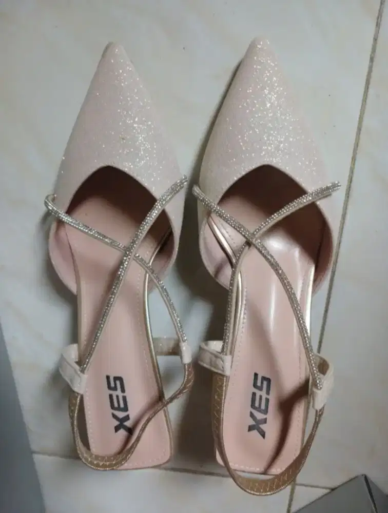 Heels hak 5 cm dipakai 2x . Bisa oren