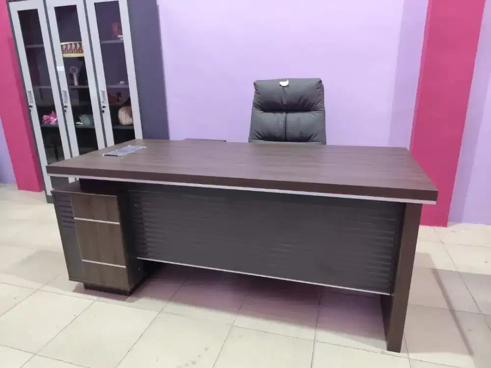 Meja Direktur Elegan Mewah 2M