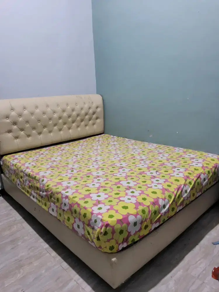 Dijual cepat !! Kasur + dipan.Good condition,kokoh. sgt jarang dipakai