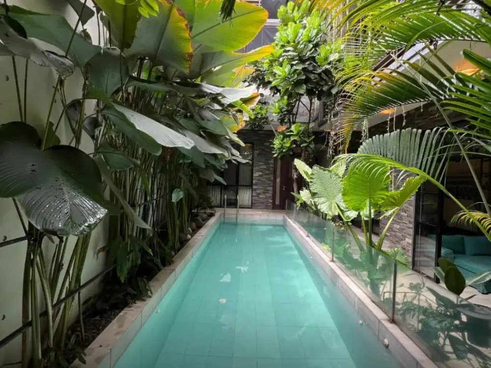 RUMAH  AIRBNB PEJATEN BARAT JAKARTA SELATAN BERGAYA TROPICAL DALAM KOMPLEK