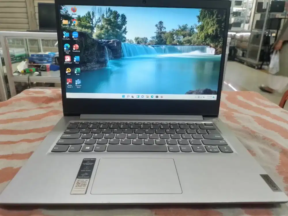 Laptop Lenovo Amd 3020 with Radeon Graphis Ram 4gb