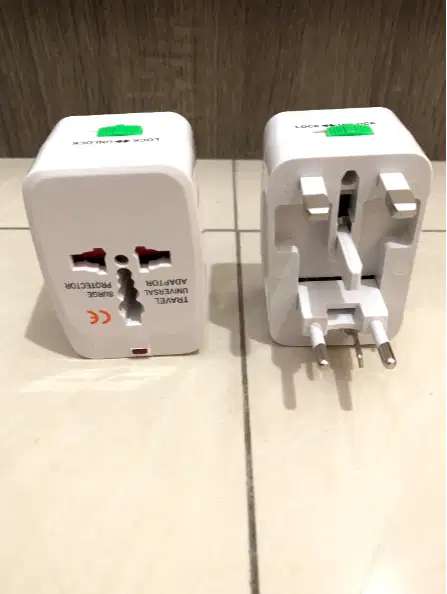 Universal Travel Adaptor EU AU UK US Plug Adapter 4in1 Colokan Listrik