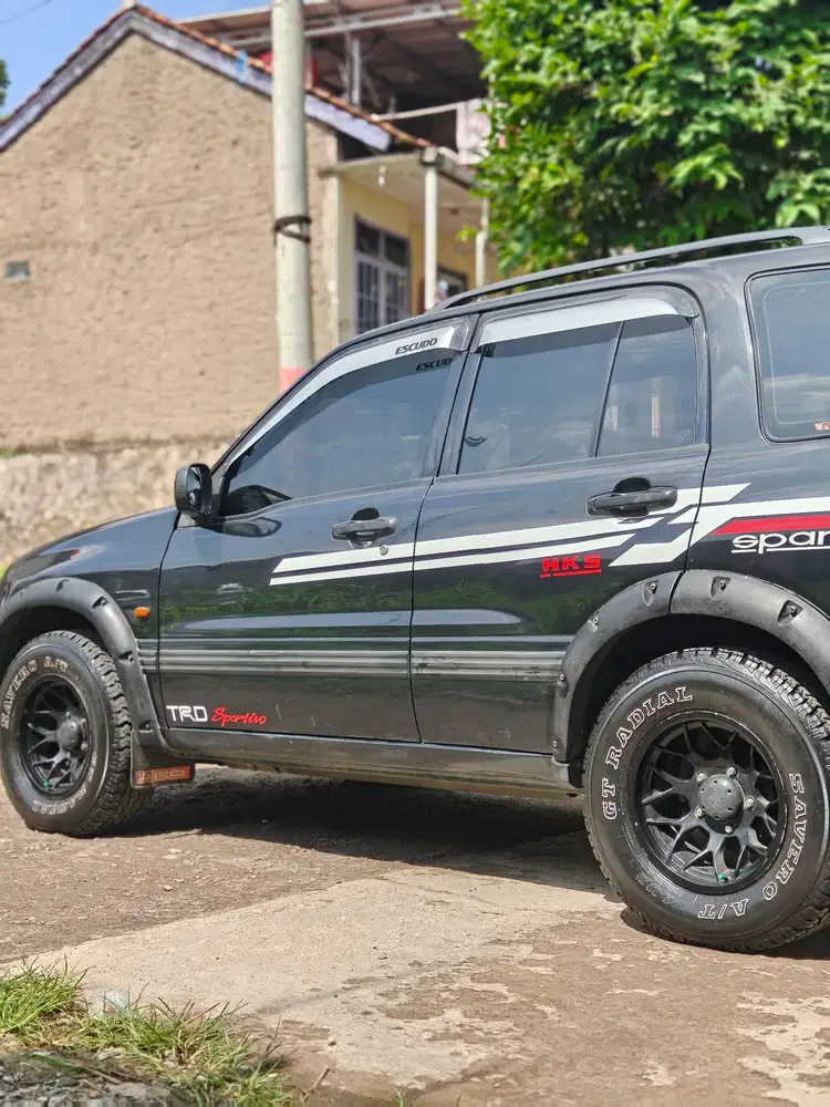 Model JEEP Jangkung GAGAH Suzuki Escudo (1.6 CC) 2004 Bensin IRIT
