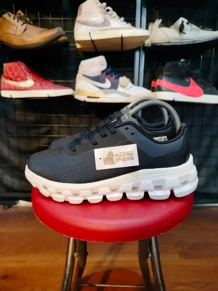 SEPATU ON CLOUD FLOW 4 BLACK WHITE 39