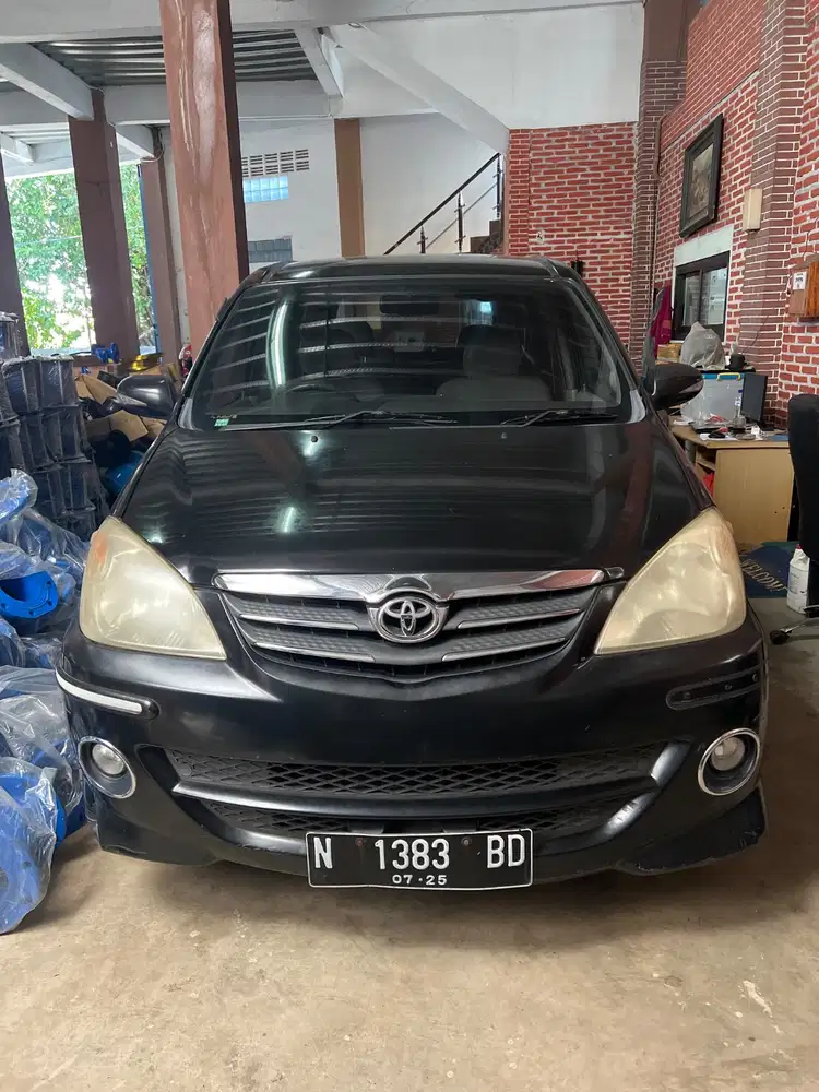 toyota avanza hitam