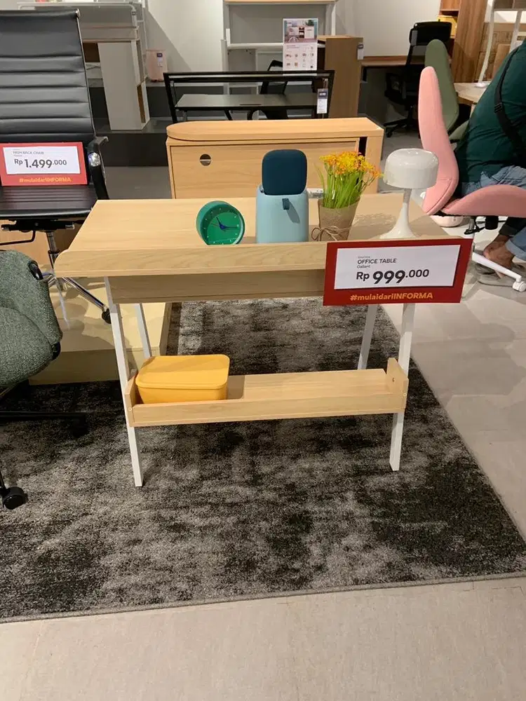 Meja belajar minimalis