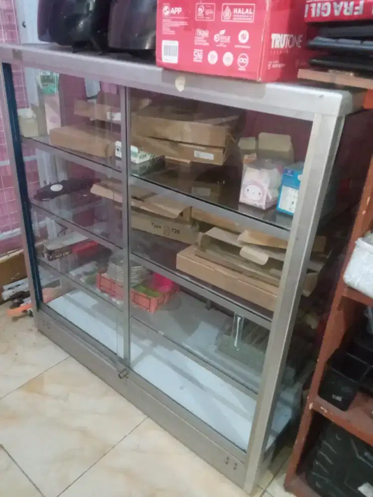 Etalase siap pakai masih mulus