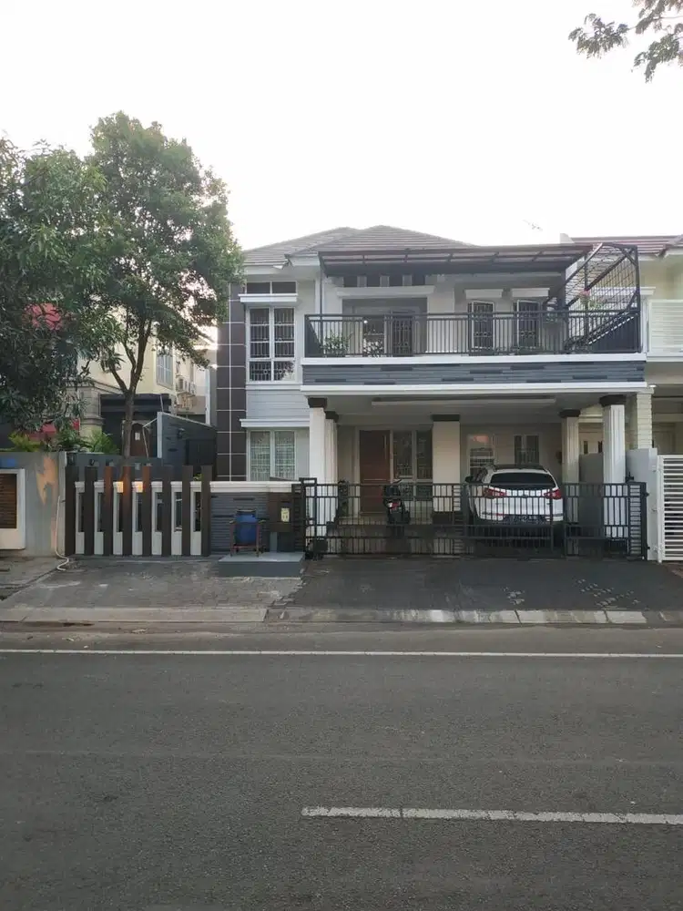 Dijual Rumah Posisi Strategis di Jalan Boulevard Kota Wisata Cibubur