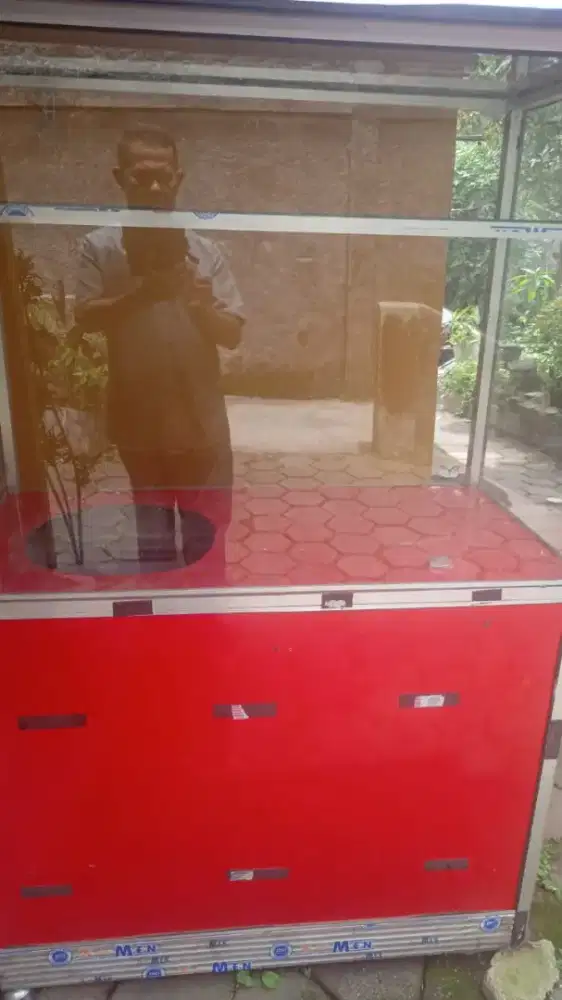 Etalase usaha trandy