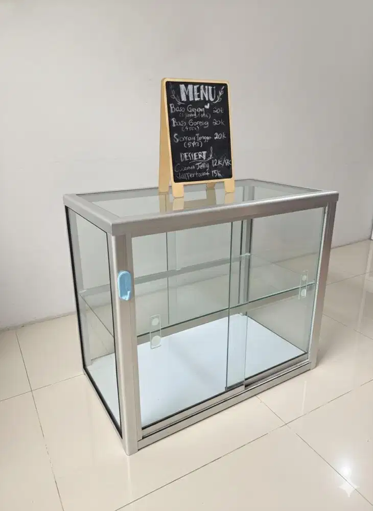 Etalase makanan kecil