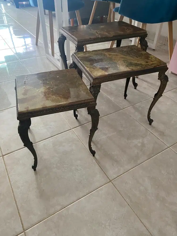 Meja marmer kuningan