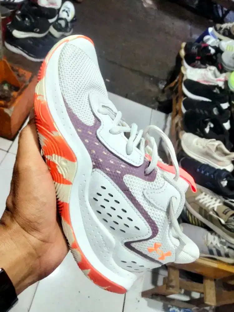 Sepatu basket merk under armor no 38 secen original