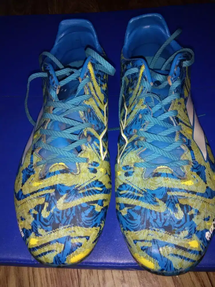 Sepatu Bola merk Mills