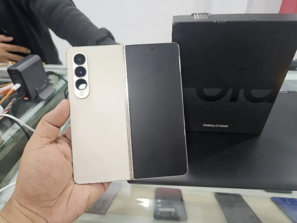 Sam Z fold 4 12/256 minus lcd dalam. Luar aman.