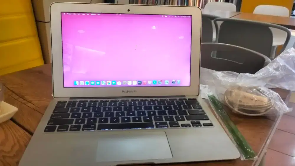 Macbook Air 11inch 2013 WHITE