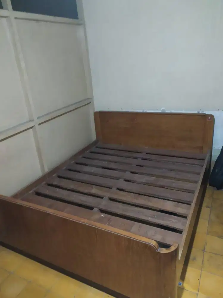 Ranjang Jati ukuran (cm) 170 x 200 x 85 Surabaya