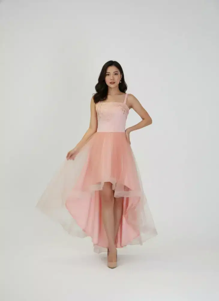 gaun pesta prelove warna peach dengan model tali spaghetti