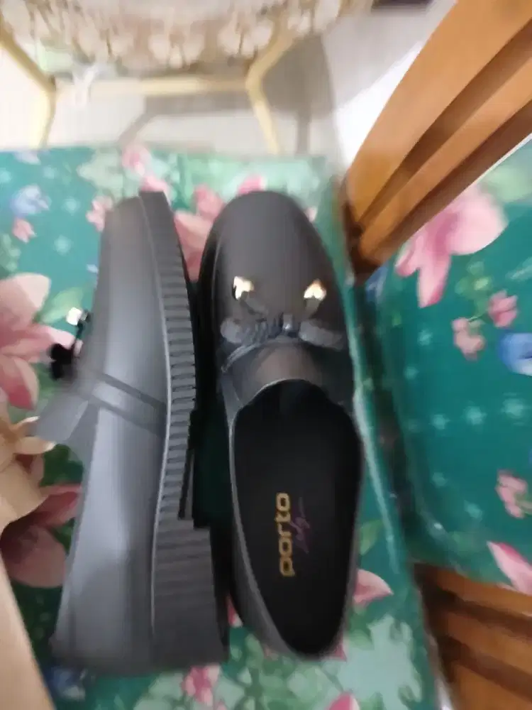 DI JUAL 2 PASANG SEPATU WANITA BARU