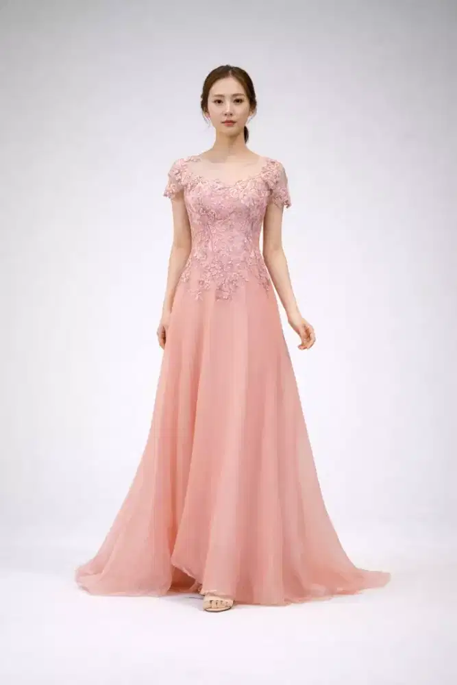 Gaun pesta prelove warna peach dengan model lengan pendek