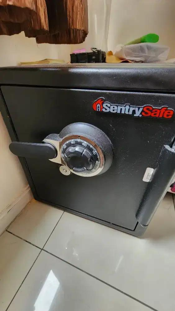 Brankas tahan api Sentry Safe