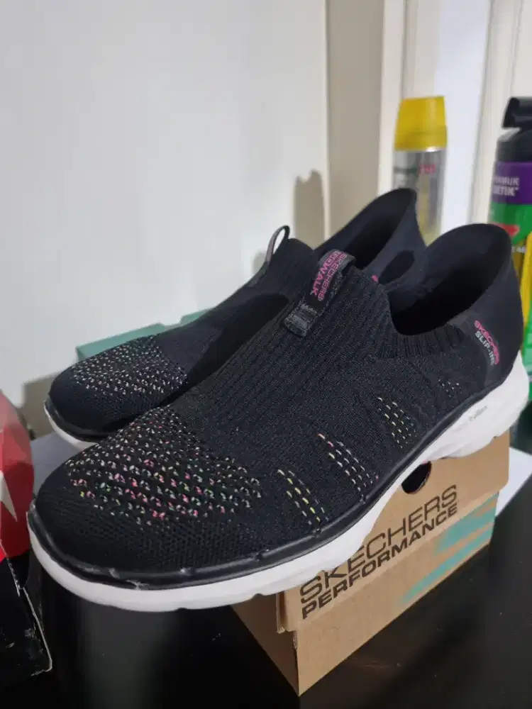 Sepatu merk skechers no 40